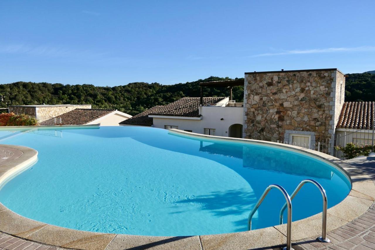 Residence Con Piscina A 4 Km Da Baja Sardinia Cala Bitta ภายนอก รูปภาพ