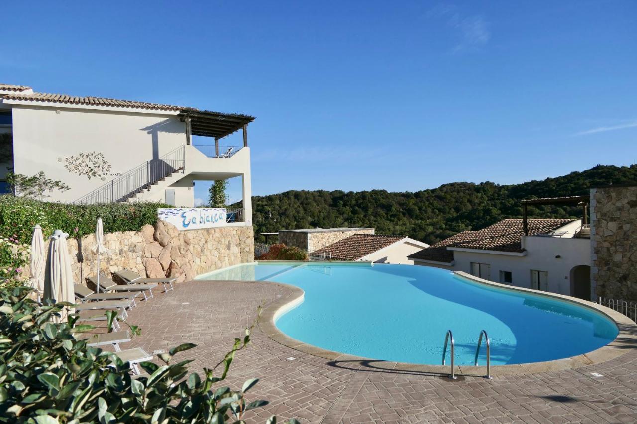Residence Con Piscina A 4 Km Da Baja Sardinia Cala Bitta ภายนอก รูปภาพ