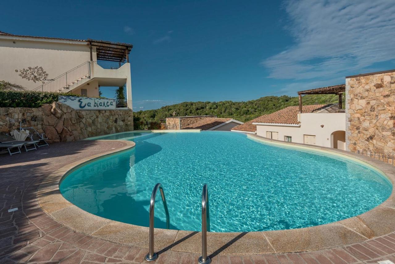 Residence Con Piscina A 4 Km Da Baja Sardinia Cala Bitta ภายนอก รูปภาพ